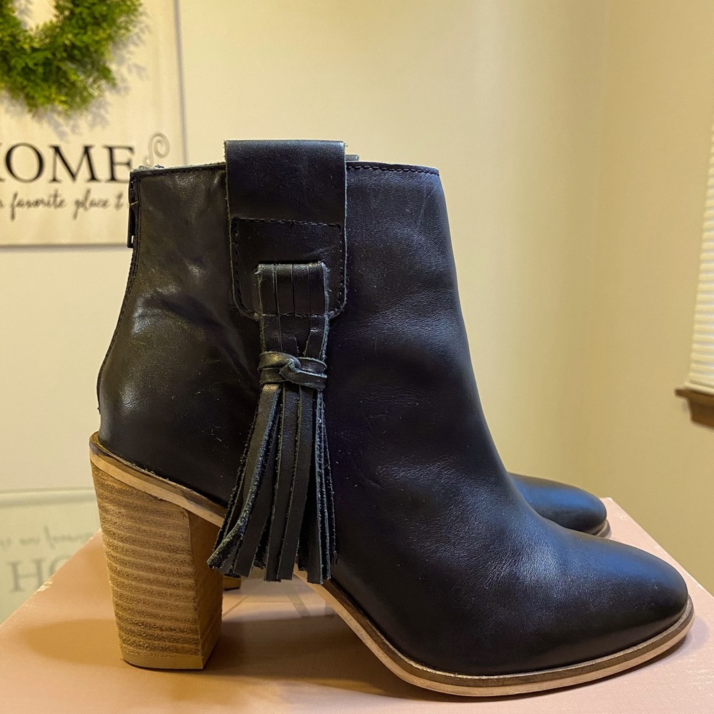 Seychelles Black Leather Almond Toe Back Zip Ankle Boots 3.5” Heel  Size 7 EUC!